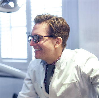 Office Visit Dr. Michael Apa Cosmetic dentist Dr. Michael Apa’s celebrity clients range from Hollywood stars to the royal family of Dubai, where he has a second practice. We tour the Upper East Side location of Rosenthal Apa Group in Manhattan, and discover more about how this Townie became a celebrity in his own right.