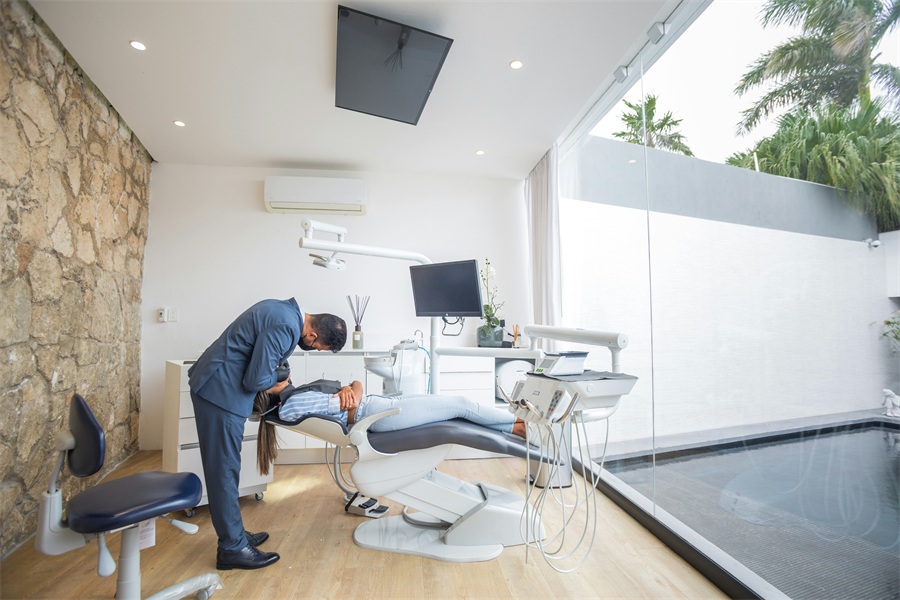 Pros and Cons of Being a Dental Practice Owner vs Associate